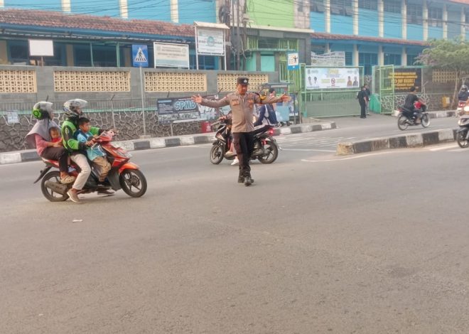 Pelayanan Prima Pagi Hari, Polisi Hadir Atur Lalu Lintas dan Jaga Keselamatan Pelajar di Serpong