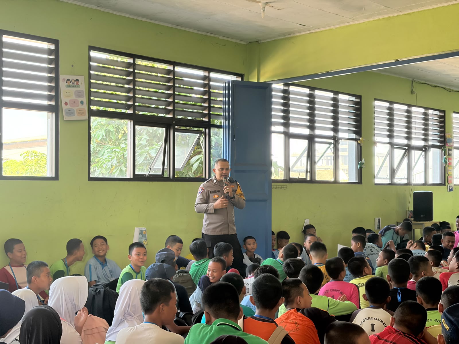 Masa MPLS, Bhabinkamtibmas Sukabakti Berikan Edukasi kepada Siswa Baru SMPN 2 Curug