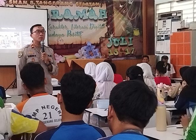Kapolsek Ciputat Timur Bekali Siswa SMAN 8 Tangsel dengan Edukasi Anti Tawuran dan Bullying Saat MPLS