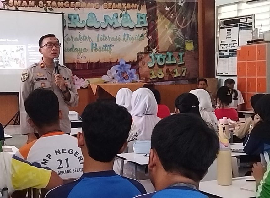 Kapolsek Ciputat Timur Bekali Siswa SMAN 8 Tangsel dengan Edukasi Anti Tawuran dan Bullying Saat MPLS