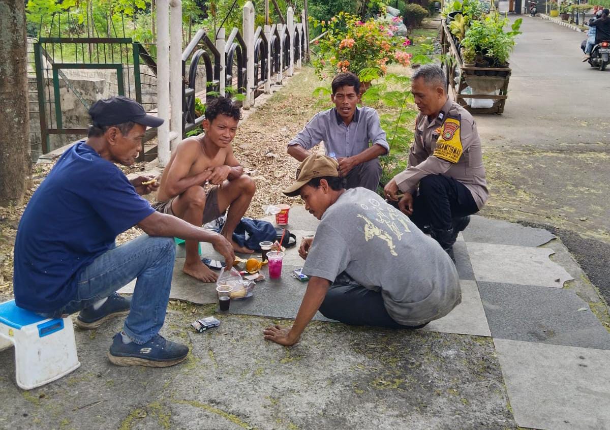 Sambang Humanis Bhabinkamtibmas Pondok Kacang Timur Wujudkan Lingkungan Aman dan Kondusif