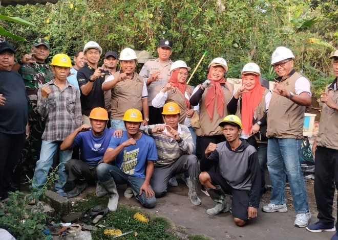 Polri Hadir di Tengah Masyarakat, Bhabinkamtibmas Kawal Kegiatan Bedah Rumah