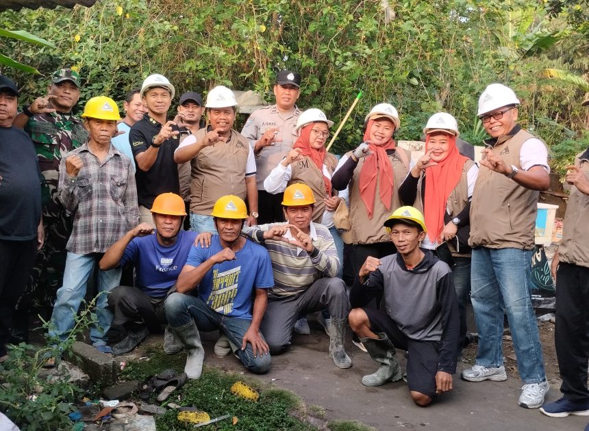 Polri Hadir di Tengah Masyarakat, Bhabinkamtibmas Kawal Kegiatan Bedah Rumah