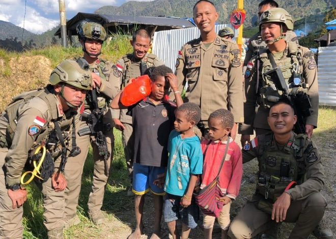 Satgas Ops Damai Cartenz-2026 Bagikan Sembako dan Perkuat Pengamanan Objek Vital di Sugapa Melalui Pendekatan Humanis