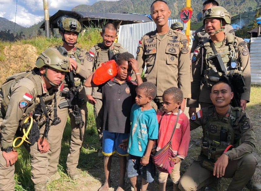 Satgas Ops Damai Cartenz-2026 Bagikan Sembako dan Perkuat Pengamanan Objek Vital di Sugapa Melalui Pendekatan Humanis