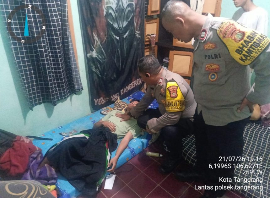 Laporan 110 Direspons Cepat, Polisi Bantu Warga Tak Sadarkan Diri di Tangerang
