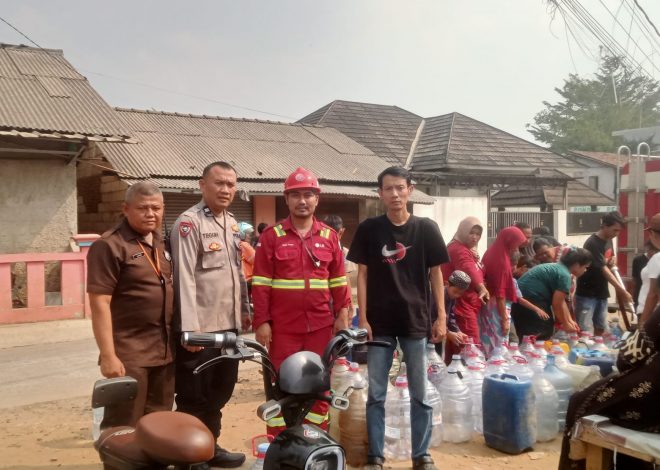 Bhabinkamtibmas Desa Cirarab Pererat Kemitraan dengan Warga dan Salurkan Bantuan Air Bersih