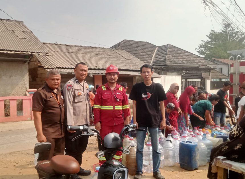 Bhabinkamtibmas Desa Cirarab Pererat Kemitraan dengan Warga dan Salurkan Bantuan Air Bersih