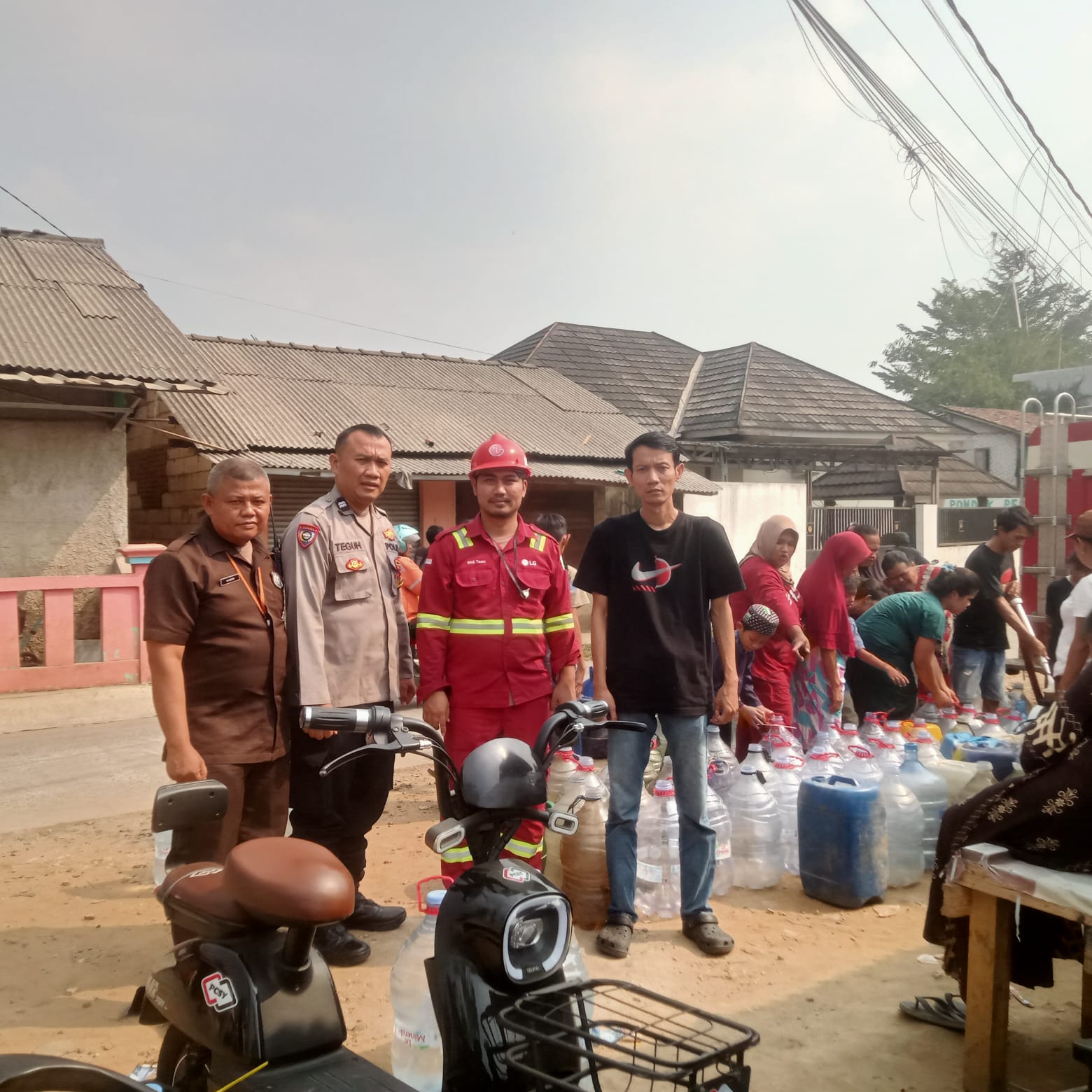 Bhabinkamtibmas Desa Cirarab Pererat Kemitraan dengan Warga dan Salurkan Bantuan Air Bersih