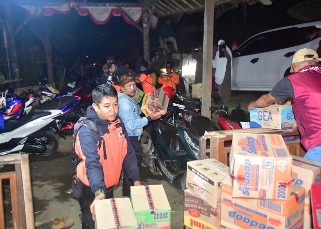 Tinjau Langsung Lokasi Kebakaran Kampung Adat Ciptamulya, Bupati Sukabumi Instruksikan Penanganan Darurat Segera   Persada Satu | Daerah   SUKABUMI – Kebakaran hebat melanda kawasan Kampung Adat Ciptamulya, Desa Sirnaresmi, Kecamatan Cisolok, Kabupaten Sukabumi, pada Sabtu (25/7/2026) siang. Peristiwa yang diduga bermula dari korsleting listrik ini menghanguskan puluhan bangunan rumah tradisional serta lumbung padi atau leuit milik warga, dengan perkiraan kerugian sementara mencapai Rp2,5 miliar.   Menyusul musibah tersebut, Bupati Sukabumi H. Asep Japar langsung turun meninjau lokasi kejadian guna memastikan kondisi warga sekaligus memberikan arahan penanganan cepat. Di lokasi, Bupati memerintahkan seluruh jajaran instansi terkait untuk segera bergerak menyusun langkah penanganan tanggap darurat.   “Besok pagi kami akan segera menggelar rapat koordinasi bersama seluruh instansi terkait. Insya Allah penanganan tanggap darurat akan segera dilaksanakan untuk meringankan beban saudara-saudara kita yang terdampak,” ujar H. Asep Japar di lokasi kejadian.   Berdasarkan data sementara yang dihimpun pemerintah daerah, kebakaran ini berdampak pada sekitar 70 Kepala Keluarga atau lebih dari 420 jiwa. Sebagian besar warga kini terpaksa menumpang di rumah kerabat dan tetangga, mengingat bangunan yang terbakar didominasi rumah tradisional berbahan bambu dan beratap ijuk sehingga api menjalar sangat cepat di tengah kepadatan permukiman.   Bupati menambahkan, penyaluran bantuan logistik untuk kebutuhan dasar warga terdampak sudah mulai dilakukan. Sementara itu, dapur umum akan segera dioperasikan guna menjamin ketersediaan asupan makanan bagi para penyintas.   “Untuk kebutuhan makan malam ini sudah kami siapkan. Dan mulai besok dapur umum akan beroperasi penuh,” tegasnya. Dalam kesempatan itu, Bupati juga secara simbolis menyerahkan bantuan sebagai wujud kepedulian pemerintah daerah kepada para korban.   Sementara itu, Staf Bidang Rehabilitasi dan Rekonstruksi BPBD Kabupaten Sukabumi, Kuswan Hermawan, menjelaskan kebakaran terjadi sekitar pukul 14.00 WIB. Awalnya api terlihat oleh sejumlah anak-anak di area MCK umum yang berada di tepi permukiman, lalu dengan cepat membesar dan menjalar ke seluruh kawasan karena tiupan angin serta struktur bangunan yang saling berdekatan dengan bahan yang mudah terbakar.   “Diduga kuat sumber api berasal dari korsleting instalasi listrik di area MCK tersebut. Karena mayoritas bangunan menggunakan atap ijuk dan berdempetan, api sangat cepat merambat ke rumah-rumah warga lainnya,” jelas Kuswan.   Ia memastikan hingga saat ini belum ditemukan adanya korban jiwa maupun luka-luka dalam peristiwa tersebut. BPBD bersama Dinas Sosial kini tengah menyiapkan tenda pengungsian sementara, sembari terus melakukan pendataan rinci mengenai jumlah bangunan yang hangus serta total kerugian keseluruhan, termasuk persediaan padi yang tersimpan di lumbung-lumbung adat warga.   Peliput: Andri M Redaksi Persada Satu