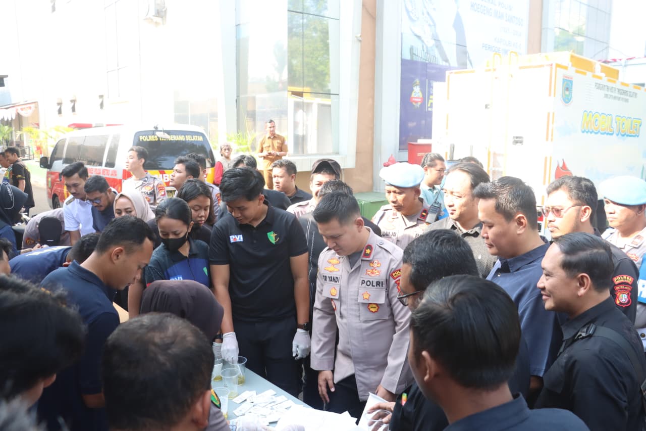 Perkuat Pengawasan Internal,Polres Tangsel Gelar Tes Urine Mendadak, Seluruh Personel Negatif