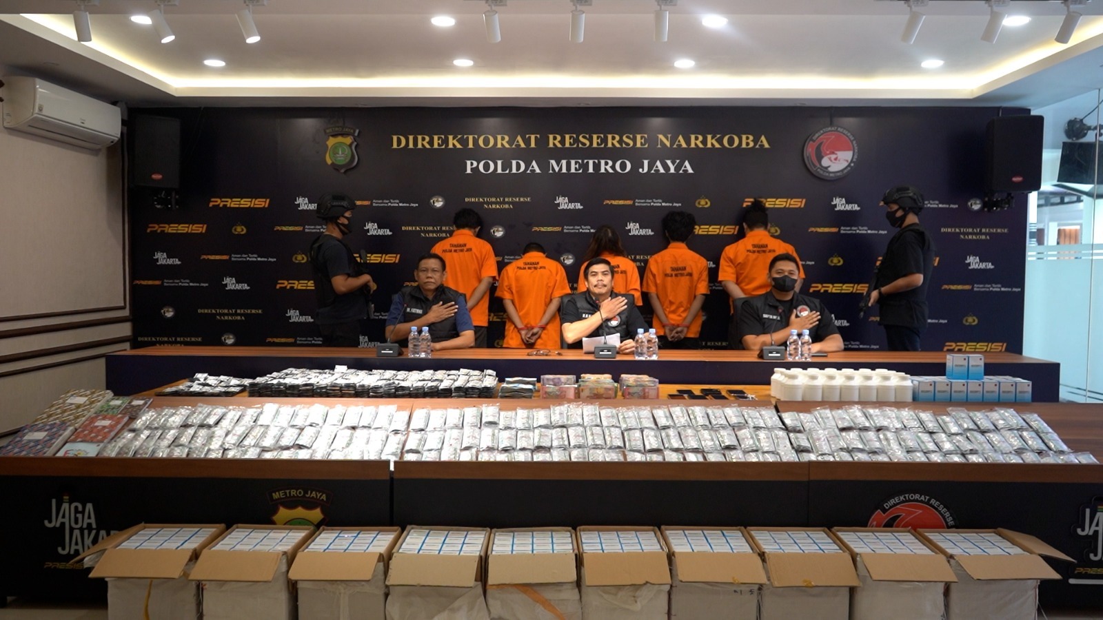 Polda Metro Jaya Ungkap Sindikat Pengedar Obat Keras Daftar G Sebanyak 575.000 Butir di Sebuah Bangunan Semi Permanen 