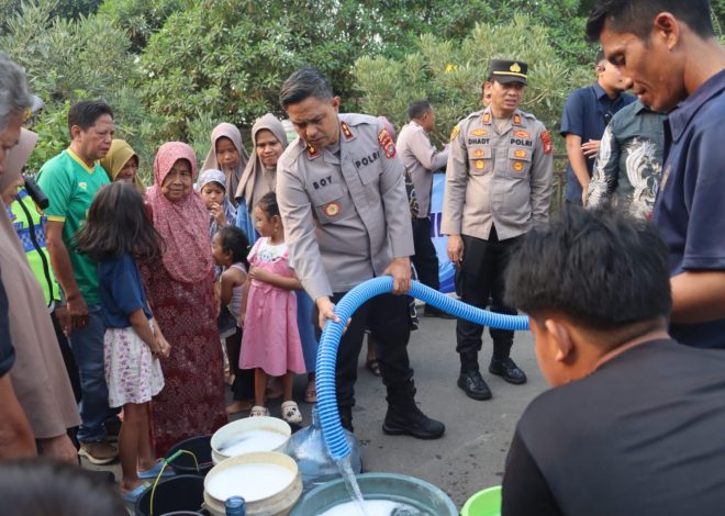 Polres Tangsel Salurkan Air Bersih untuk Warga Terdampak Kekeringan di Kranggan