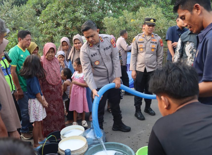 Polres Tangsel Salurkan Air Bersih untuk Warga Terdampak Kekeringan di Kranggan