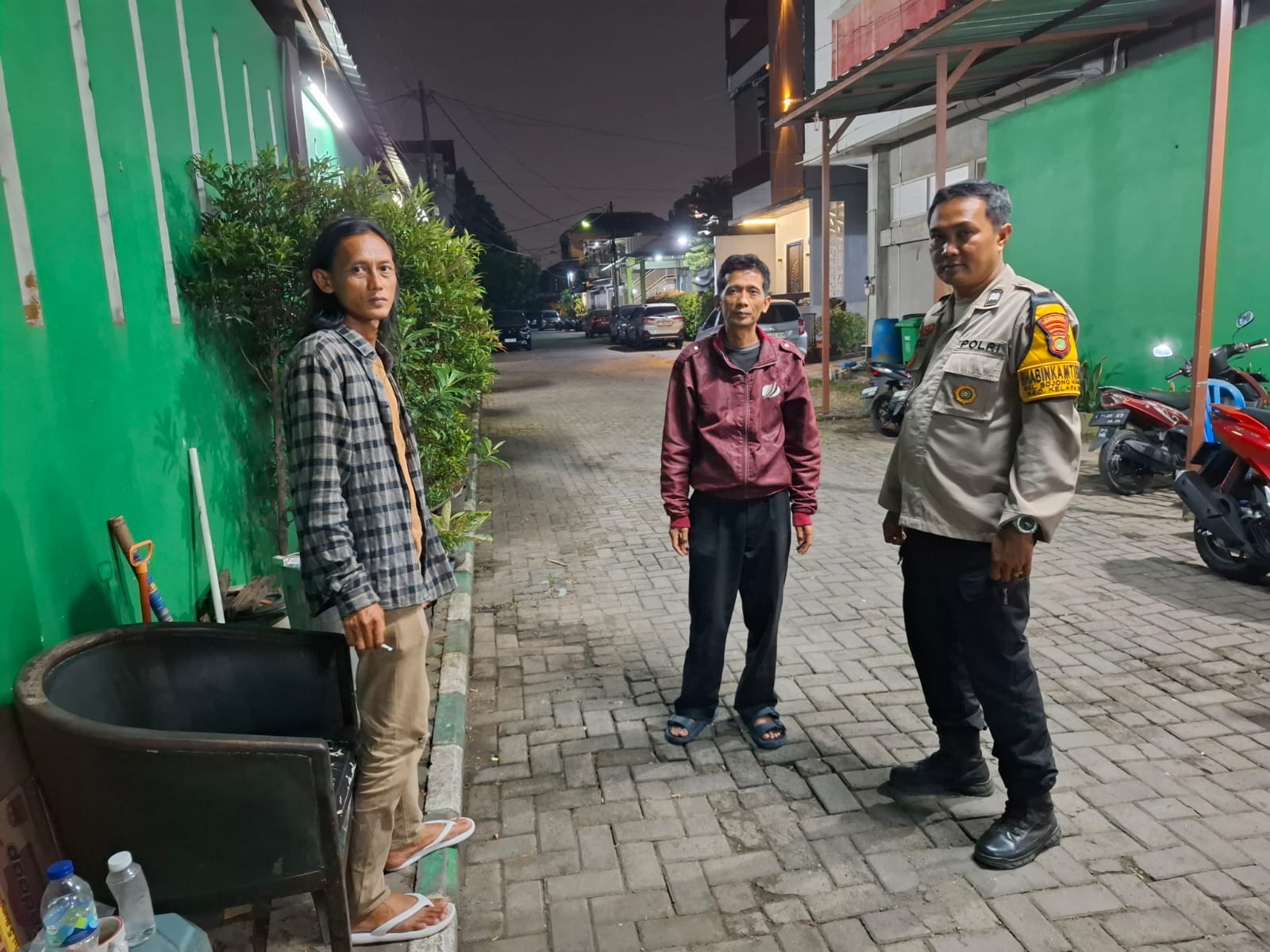 Jaga Jakarta+ On The Spot, Bhabinkamtibmas Bojong Nangka Ajak Warga Jaga Keamanan Lingkungan