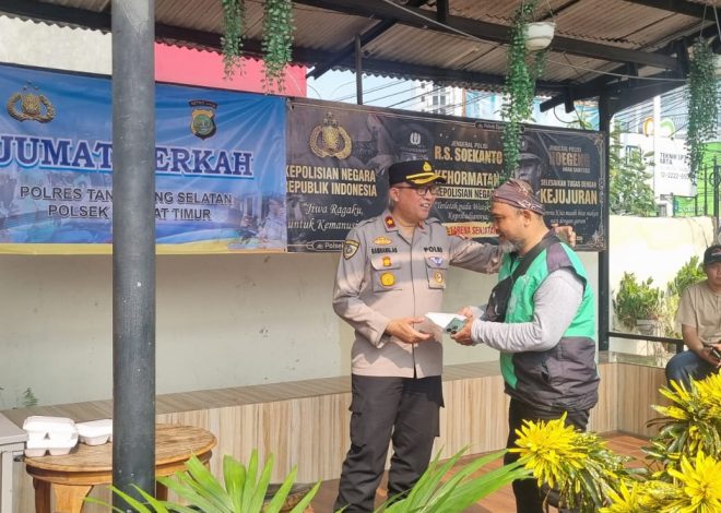 Polsek Ciputat Timur Gelar Jumat Berkah, Bagikan Makanan Gratis Kepada Masyarakat