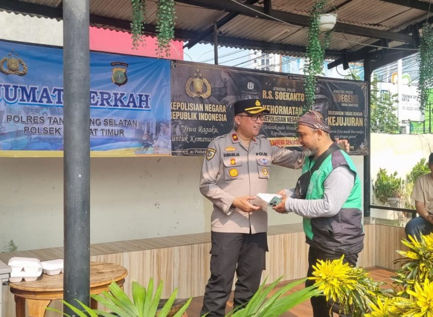 Polsek Ciputat Timur Gelar Jumat Berkah, Bagikan Makanan Gratis Kepada Masyarakat