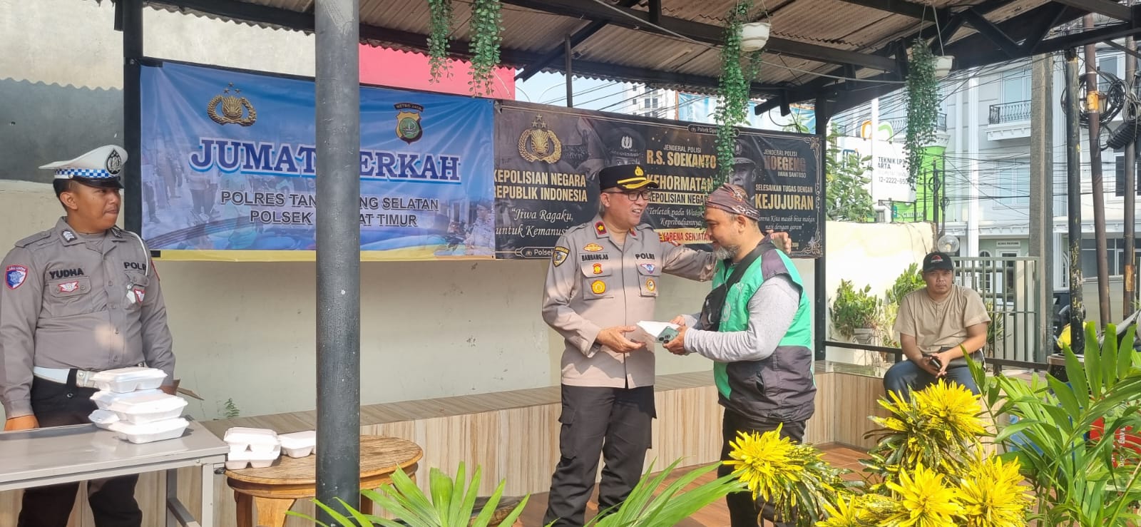 Polsek Ciputat Timur Gelar Jumat Berkah, Bagikan Makanan Gratis Kepada Masyarakat