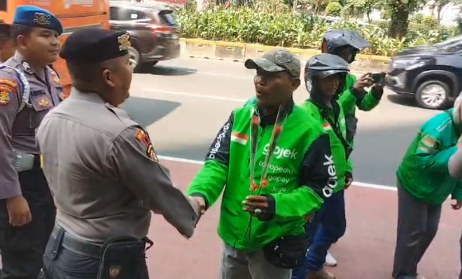 Momen Ojol Beri Bunga ke Polisi Saat Hari Bhayangkara ke-80