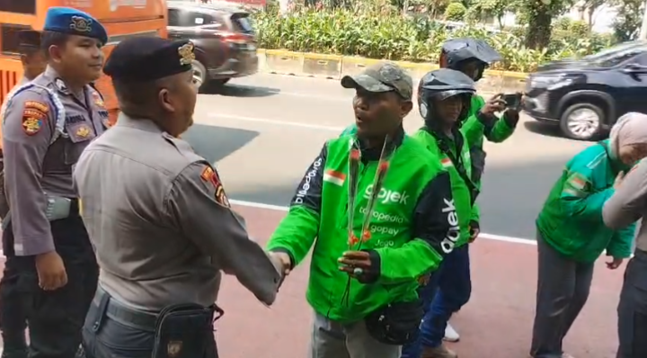 Momen Ojol Beri Bunga ke Polisi Saat Hari Bhayangkara ke-80