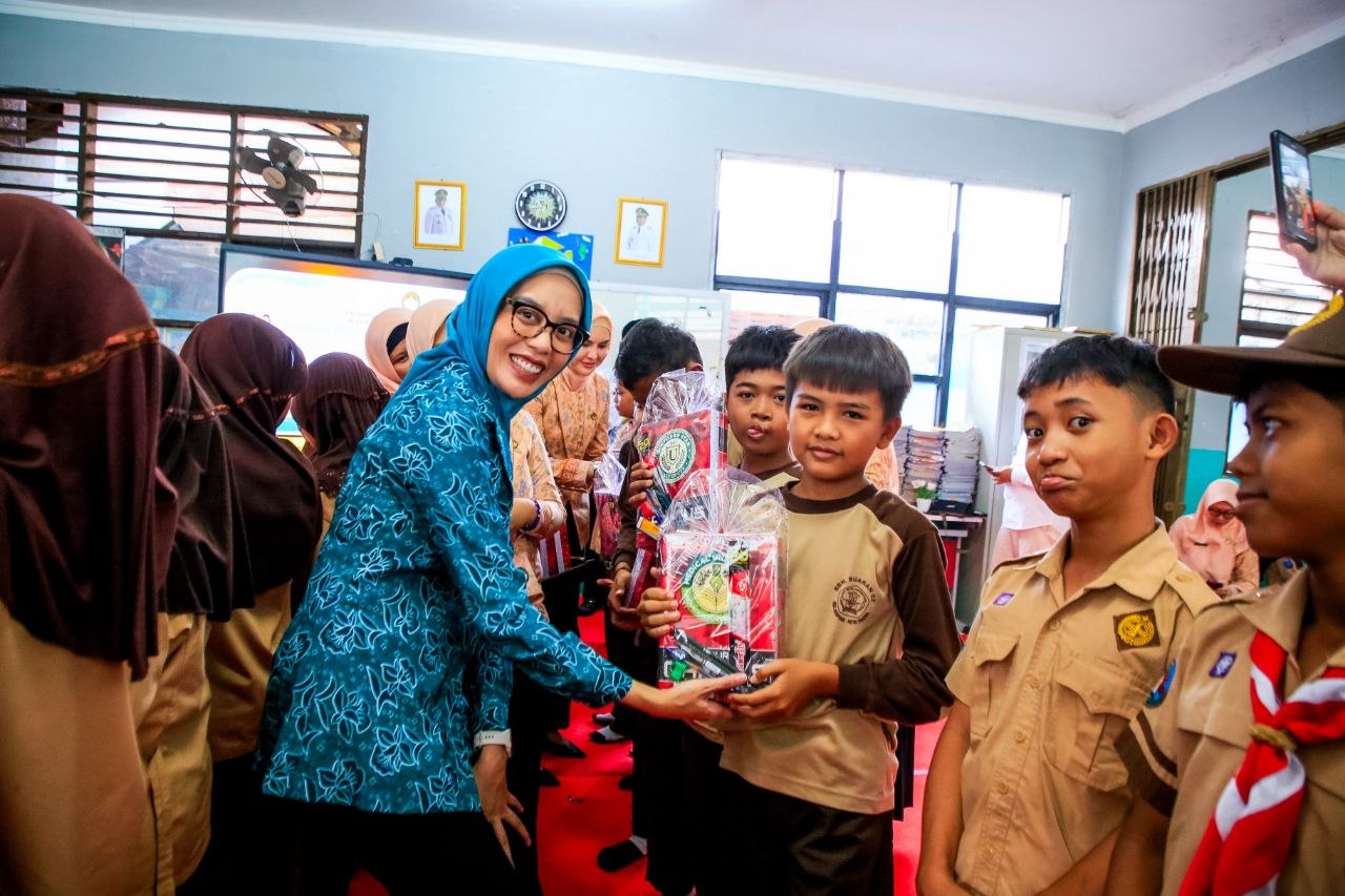 Peringati Hari Anak Nasional, DWP Tangsel Bagikan Ratusan Alat Tulis dan Edukasi Cegah Bullying