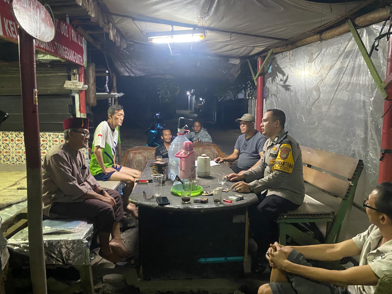 Bhabinkamtibmas Sukabakti Sambangi Pos Kamling, Ajak Warga Tingkatkan Keamanan Lingkungan Melalui Program Jaga Jakarta+