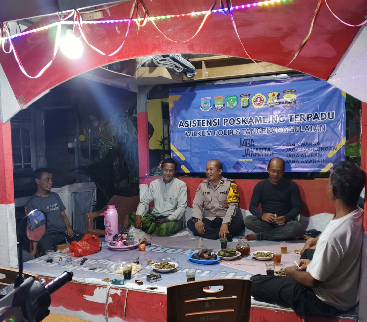 Jakarta On The Spot: Bhabinkamtibmas Pakujaya Cek Poskamling Terpadu, Perkuat Sinergi Warga Jaga Keamanan Lingkungan
