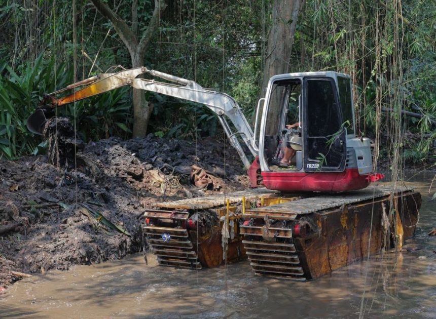 Pemkot Tangsel Perkuat Pengendalian Banjir Lewat Pengerukan Sungai Ciputat