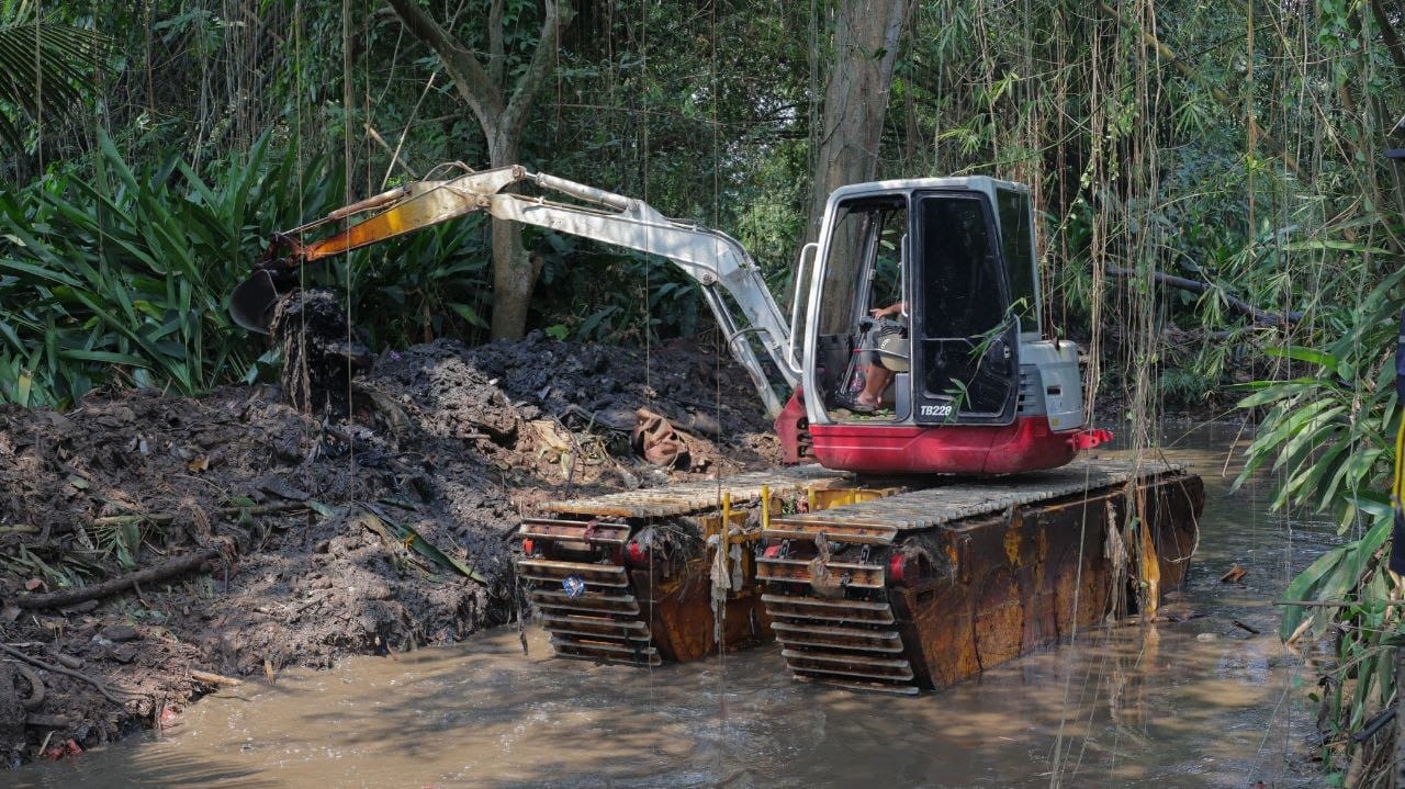 Pemkot Tangsel Perkuat Pengendalian Banjir Lewat Pengerukan Sungai Ciputat